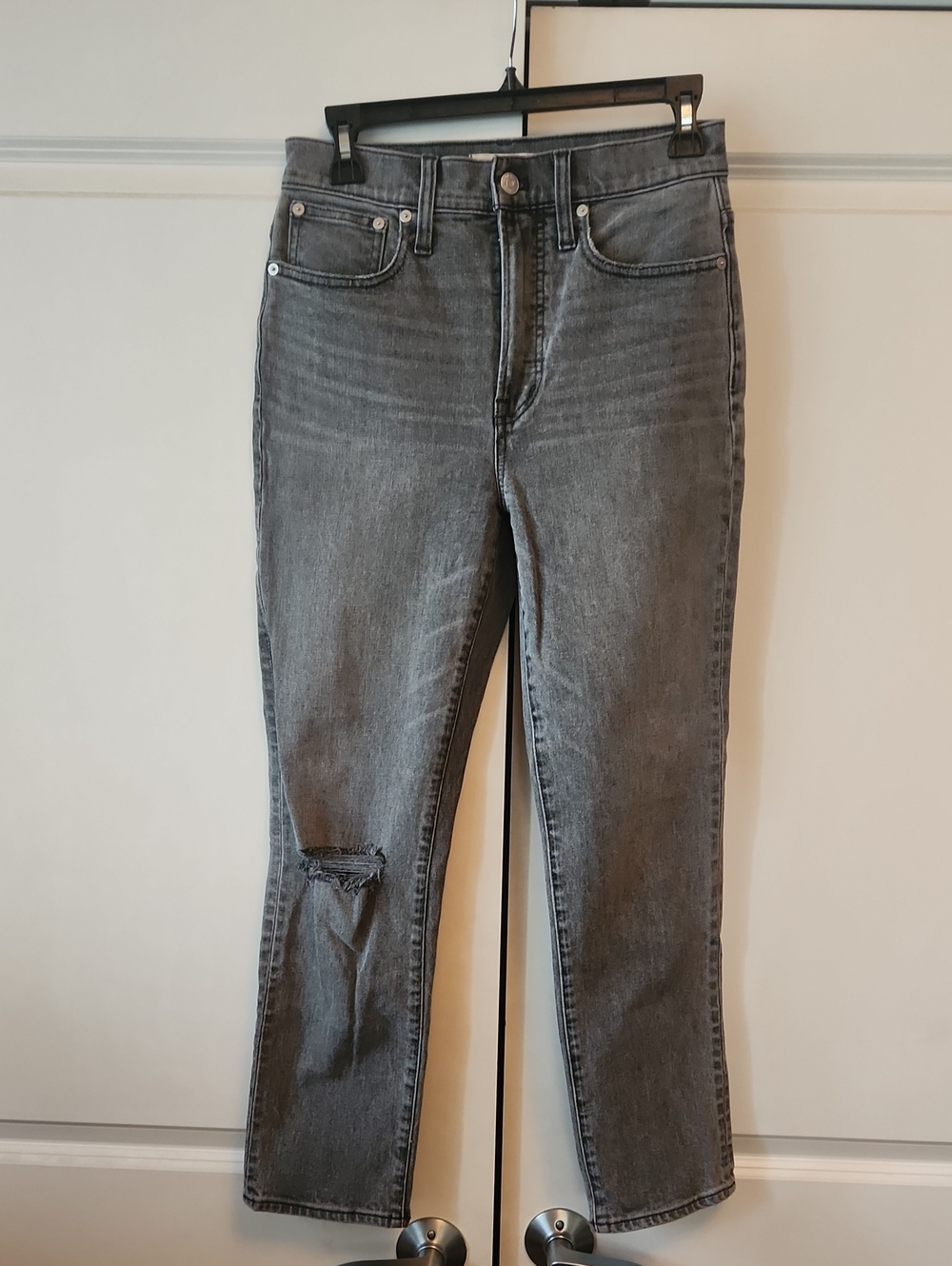 High-Rise Gray Women’s Jeans - Distressed Knee